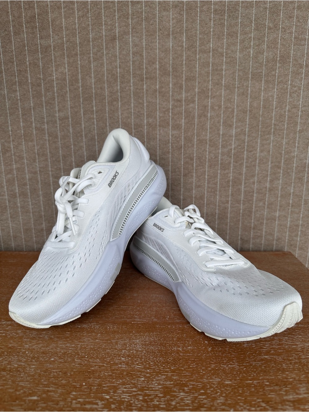Brooks Women’s White Athletic Running Shoes BRAND NEW